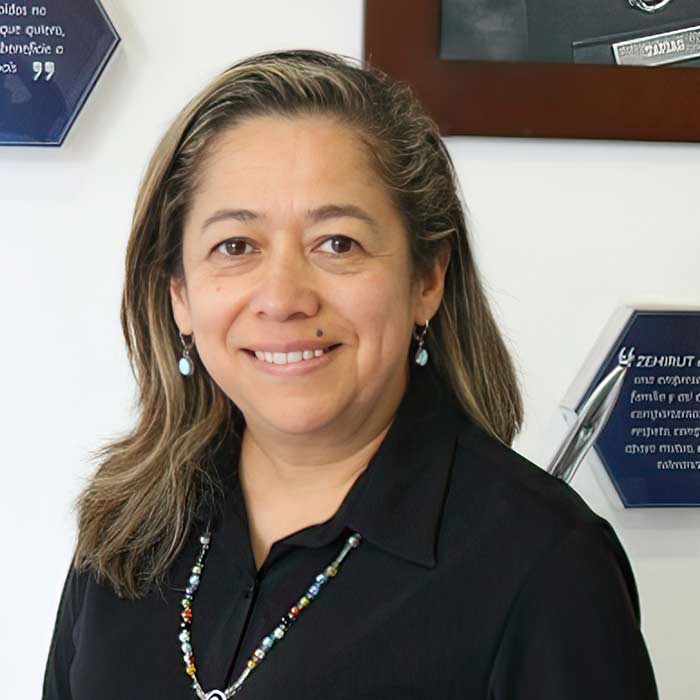 Ingrid Administradora de Empresas y Especialista en Gestión Humana, con más de quince años de experiencia en el diseño, estructuración y gestión de procesos relacionados con el talento humano. A lo largo de su trayectoria ha liderado áreas de recursos humanos y administrativas en sectores como salud, seguridad, tecnología, manufactura y floricultura, consolidando su experiencia en reclutamiento y selección, capacitación, manejo disciplinario, nómina, bienestar social y en la implementación de programas de Seguridad y Salud en el Trabajo (SGSST). Andrea F